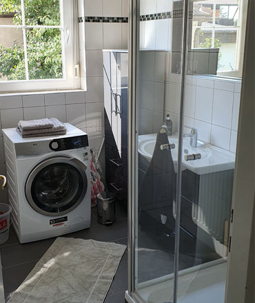 Badezimmer im Erdgeschoss mit Waschmaschine -EG-Ferienhaus-Wiener-Neustadt-Kerschbaum