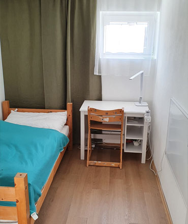 Schlafzimmer für eine Person im hellen Keller -Apartment-Wiener-Neustadt